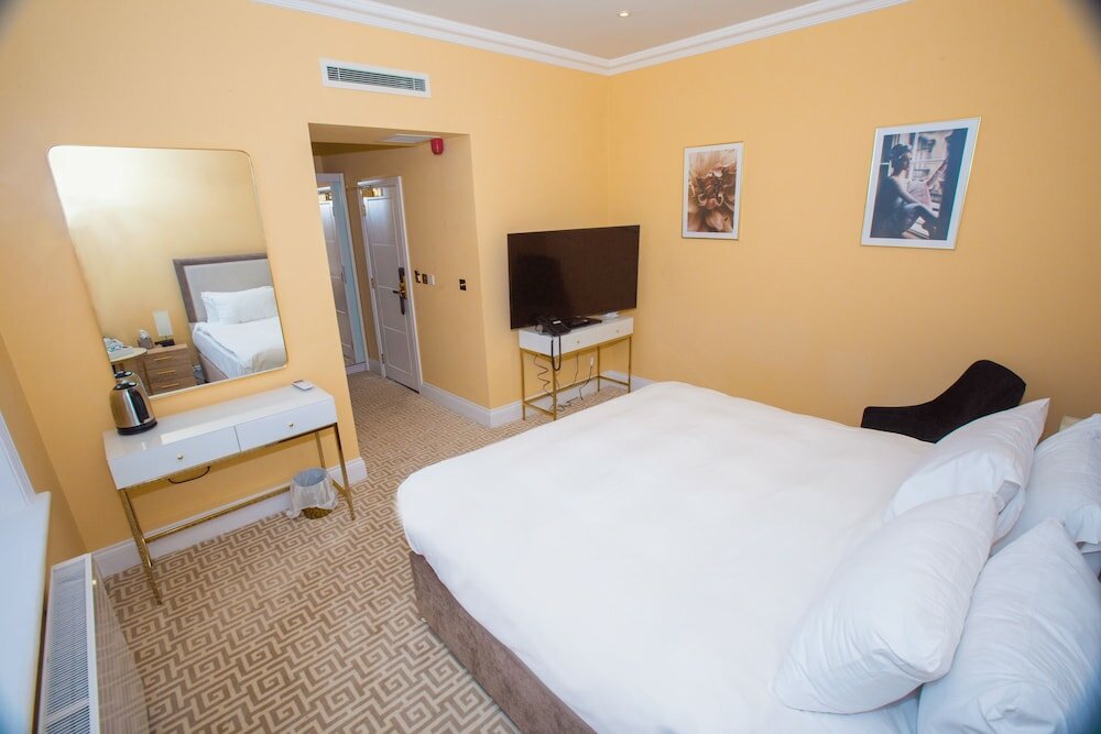 Фото The Hadley Hotel