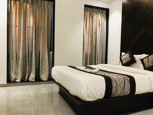 Гостиница Hotel Flora Suites в Мумбаи