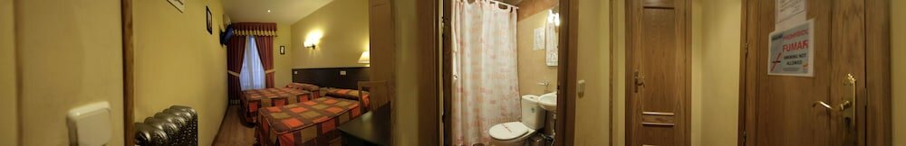 Фото Hostal Las Cortes