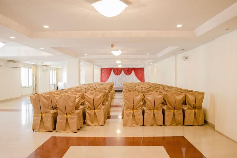 Фото Fabhotel Ambience Executive