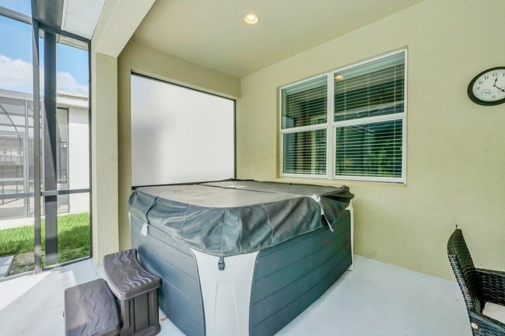 Фото 87631 Games Room+2-masters+hottub+water View!