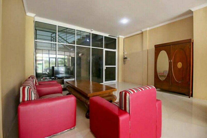 Гостиница RedDoorz near Hartono Mall Solo в Суракарте