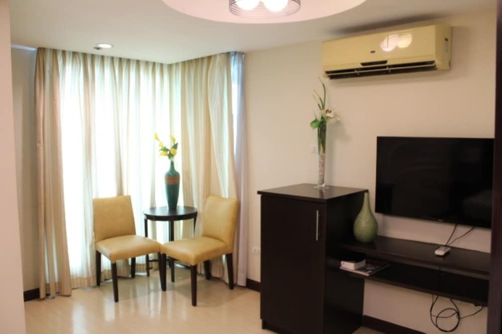 Фото Festive Hotel