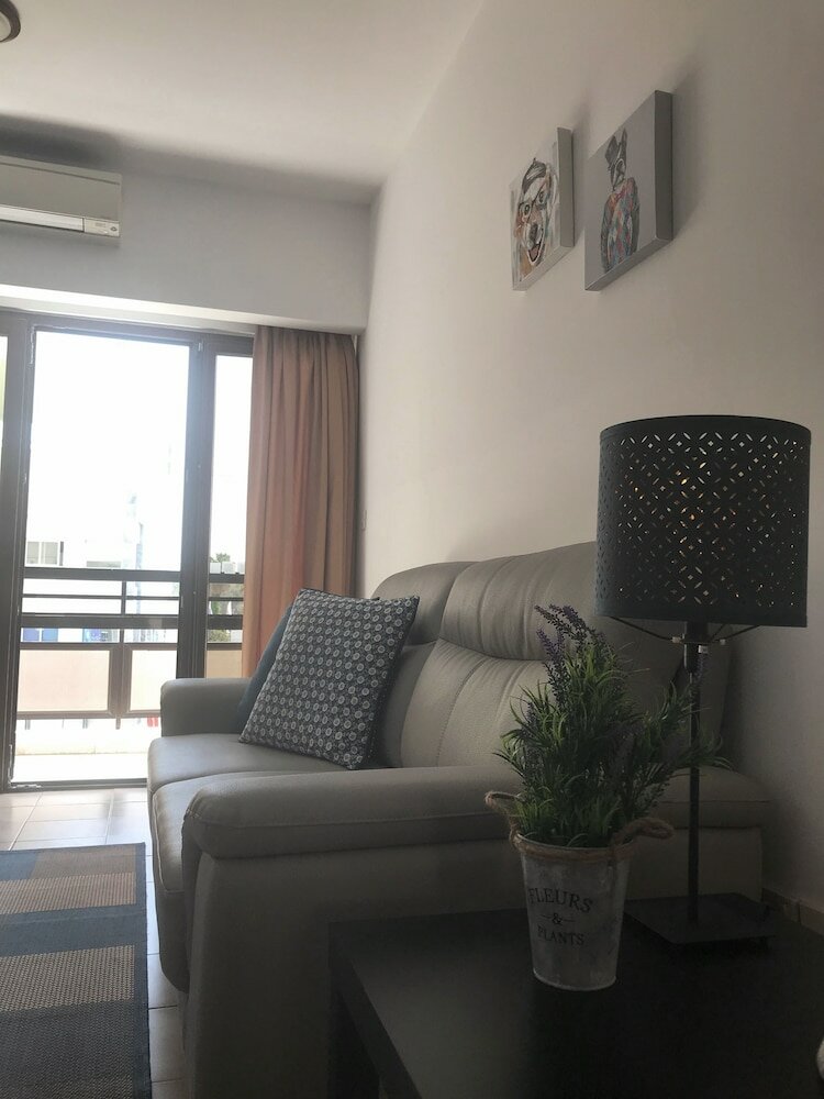 Фото Pigeon Beach Hotel Apartments