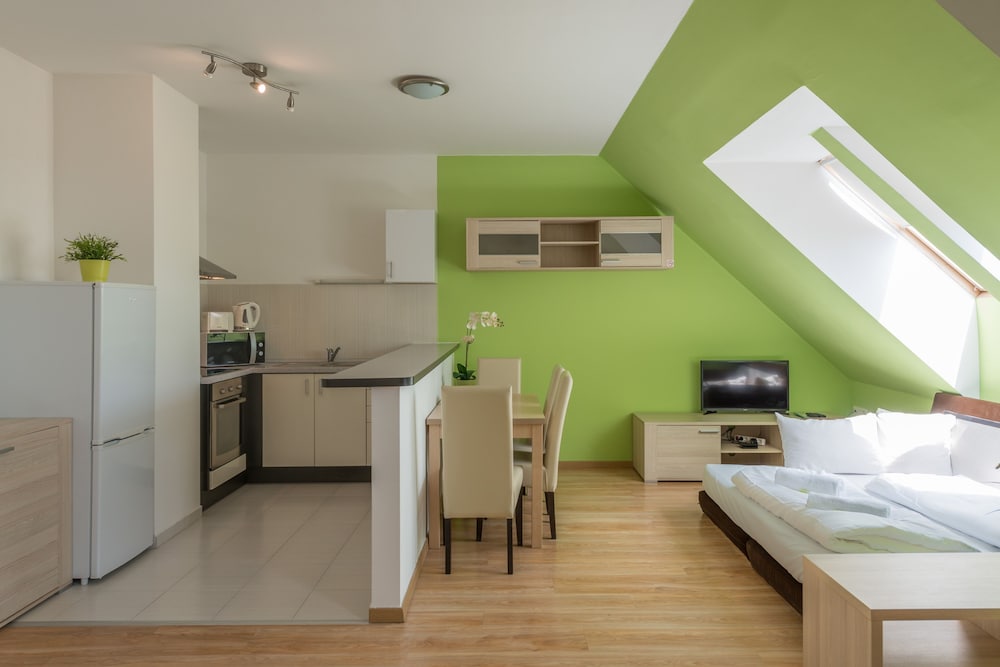 Фото Corvin Plaza Apartments and Suites