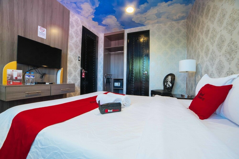 Фото RedDoorz Plus @ Aguirre Avenue Bf Homes