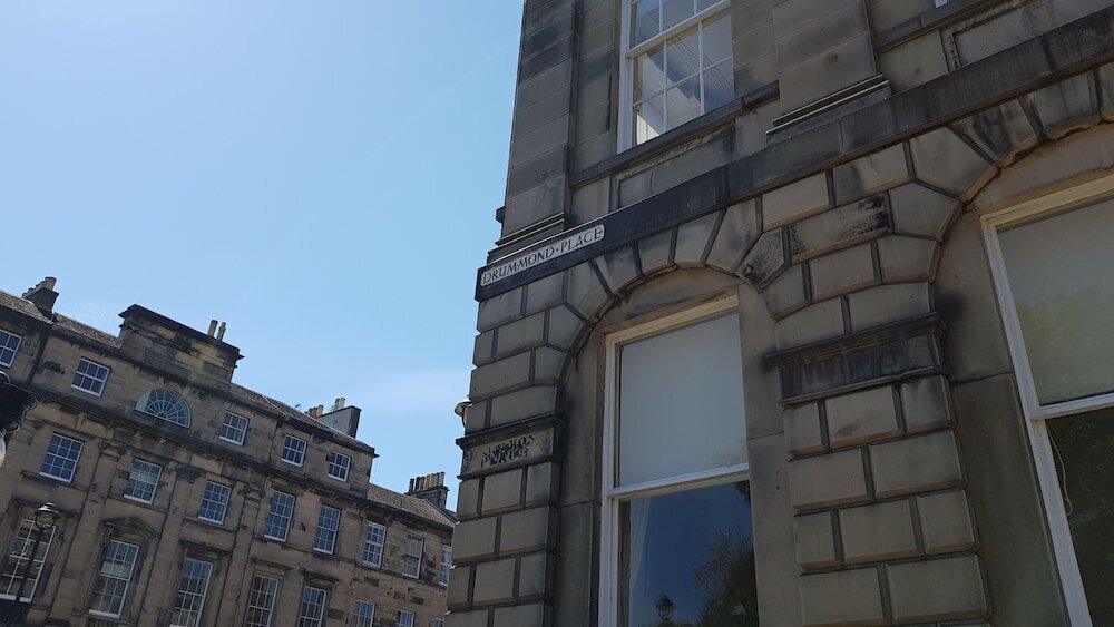 Фото Authentic Central 3-Bedroom Apartment