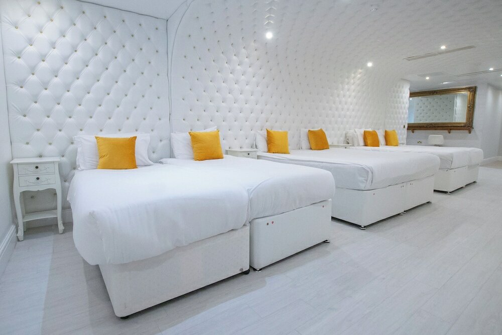 Фото The Dixie Dean Hotel