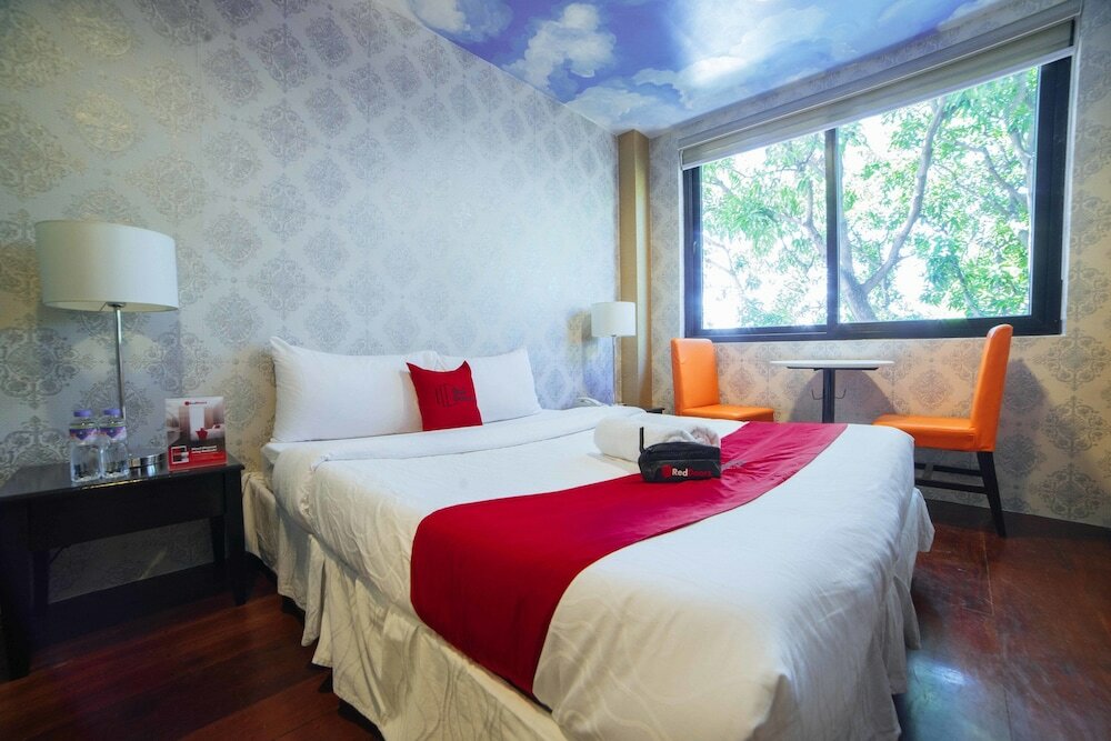 Фото RedDoorz Plus @ Aguirre Avenue Bf Homes