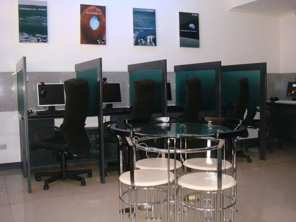 Фото RedDoorz Plus @ Poblacion Makati