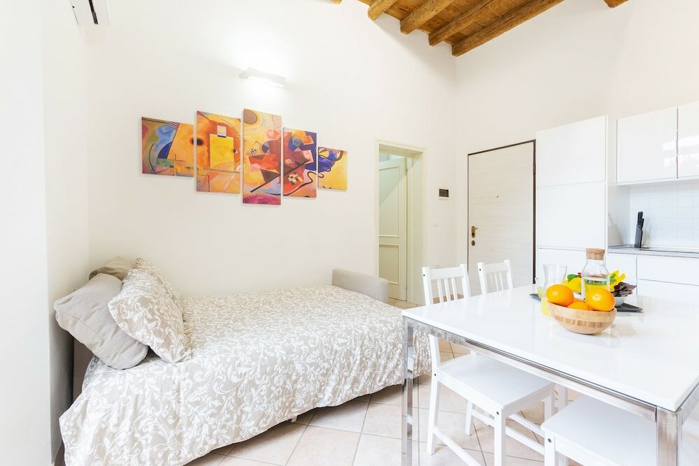 Фото University Apartment con parcheggio e giardino