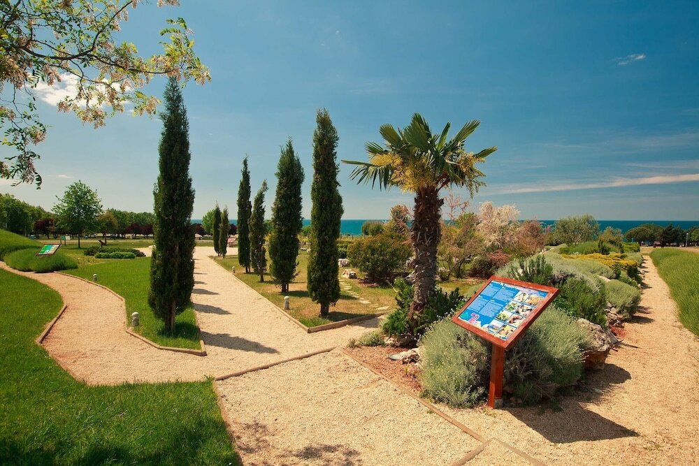 Фото Mediteran Mobile Homes Camping Park Umag