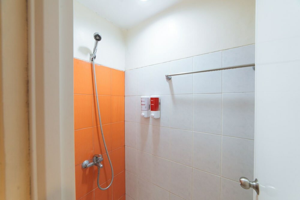 Фото RedDoorz Plus @ E Rodriguez Corner Banawe