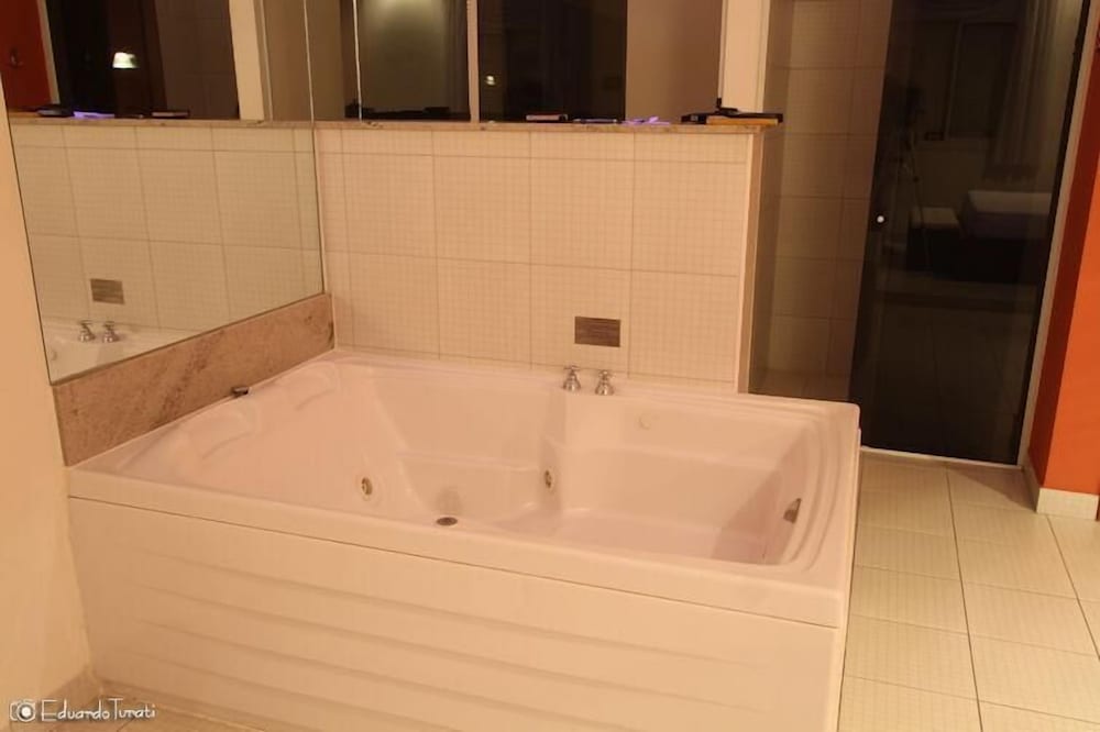 Фото Liverpool Hotel & Motel