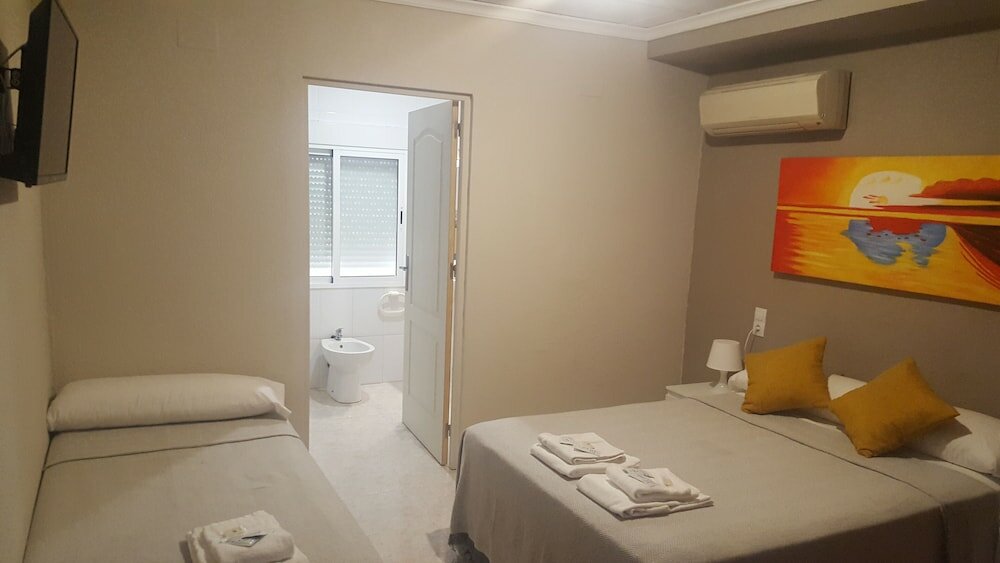 Фото Hostal Castellverd