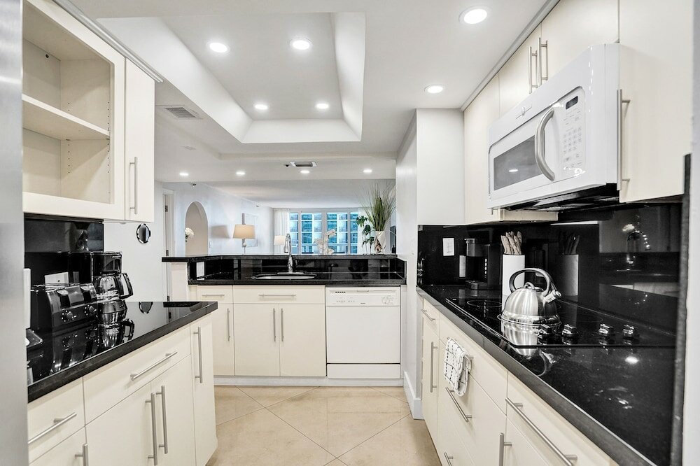 Фото 3 Bedroom Condo With Stunning Balcony View