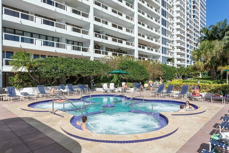 Гостиница 3 Bedroom Condo With Stunning Balcony View в Майами