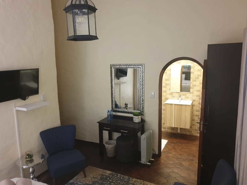 Фото Airport Tower Lodge