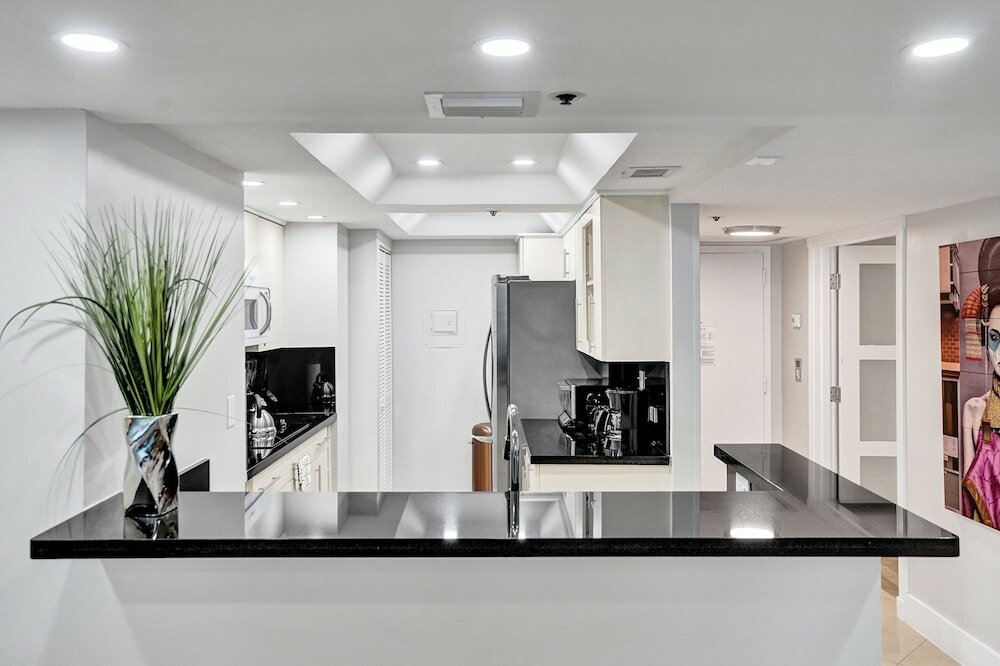 Фото 3 Bedroom Condo With Stunning Balcony View