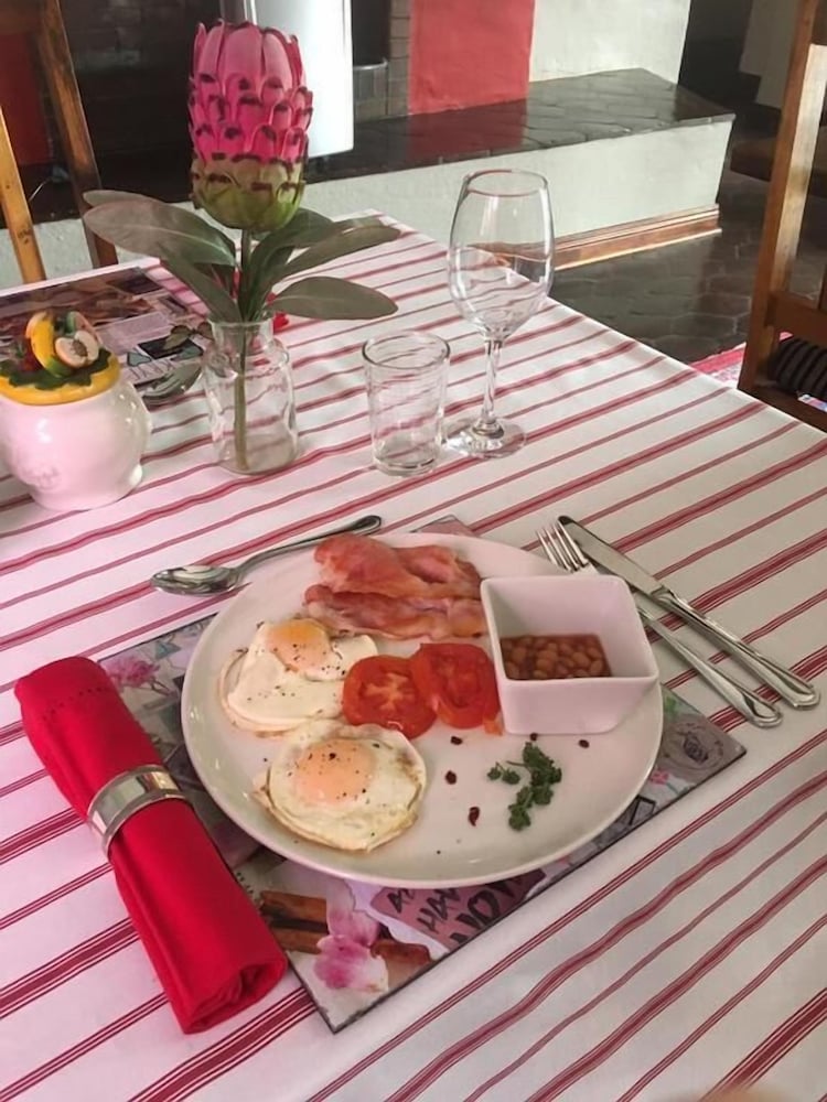 Фото Airport Tower Lodge