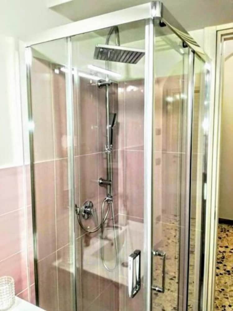 Фото Dimora Mastcarrir - Moderne camere in centro