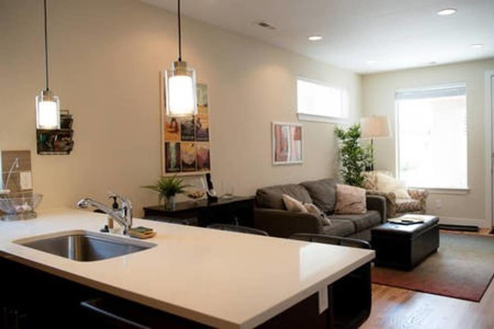 Фото The Mile High Townhome Walk to the Stadium