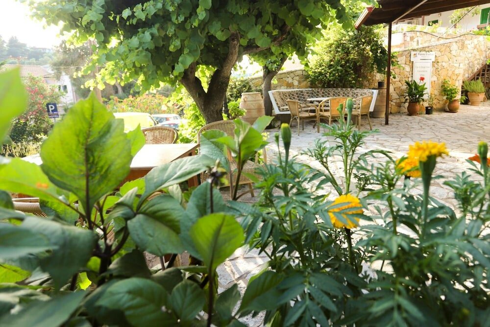 Фото Bastas Hotel & Studios