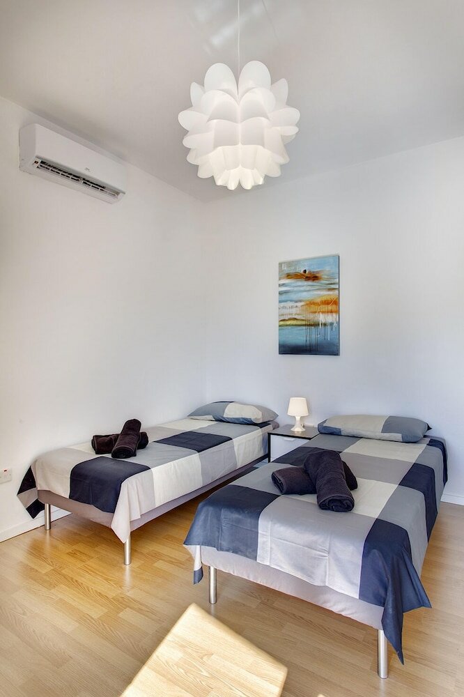 Фото Stunning Seaview Apartment, Wifi