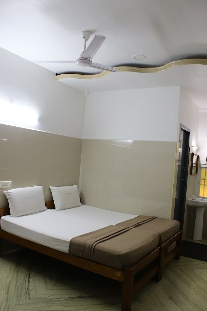 Фото Hotel Saravanaa