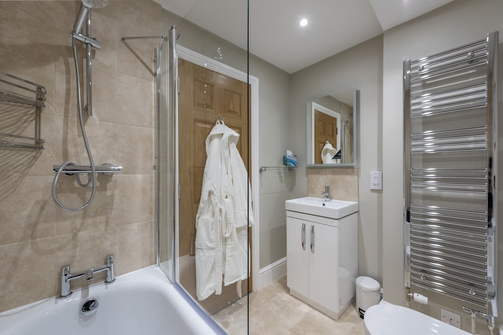 Фото Superior Stays Luxury Apartments - Bath City Centre