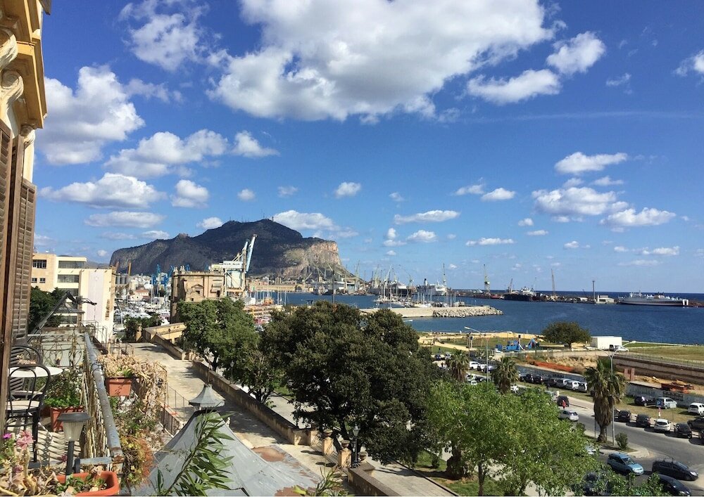 Фото Amazing Sea View in Historic Building