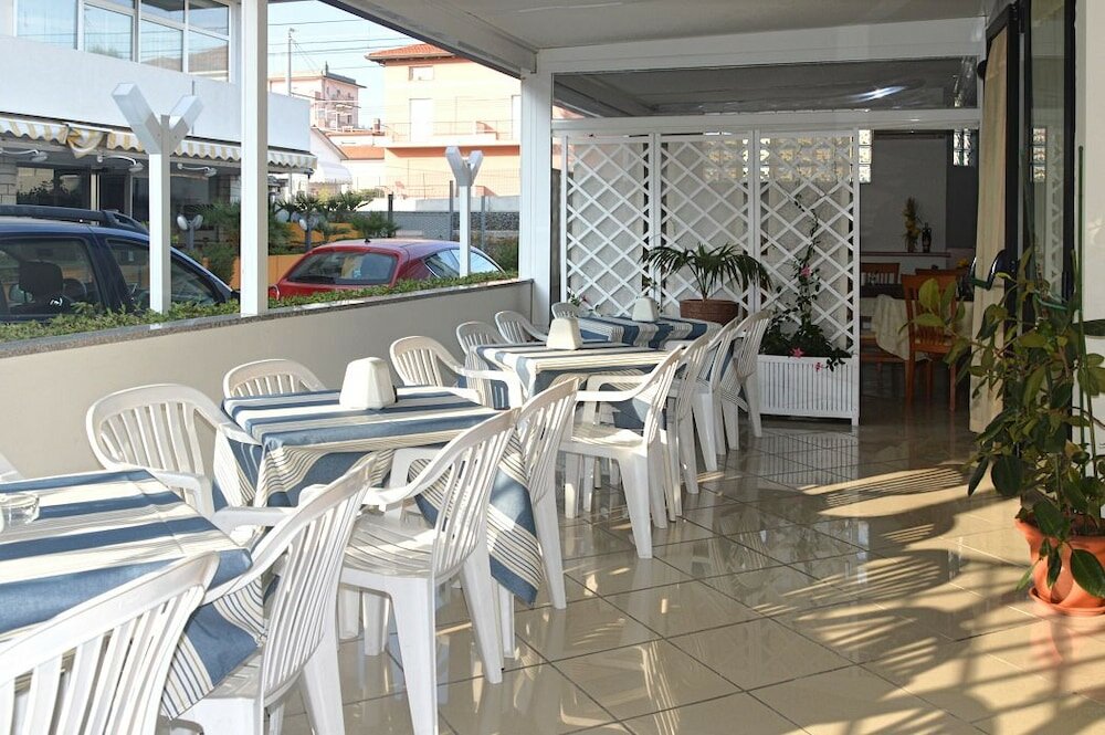 Фото Hotel Karin