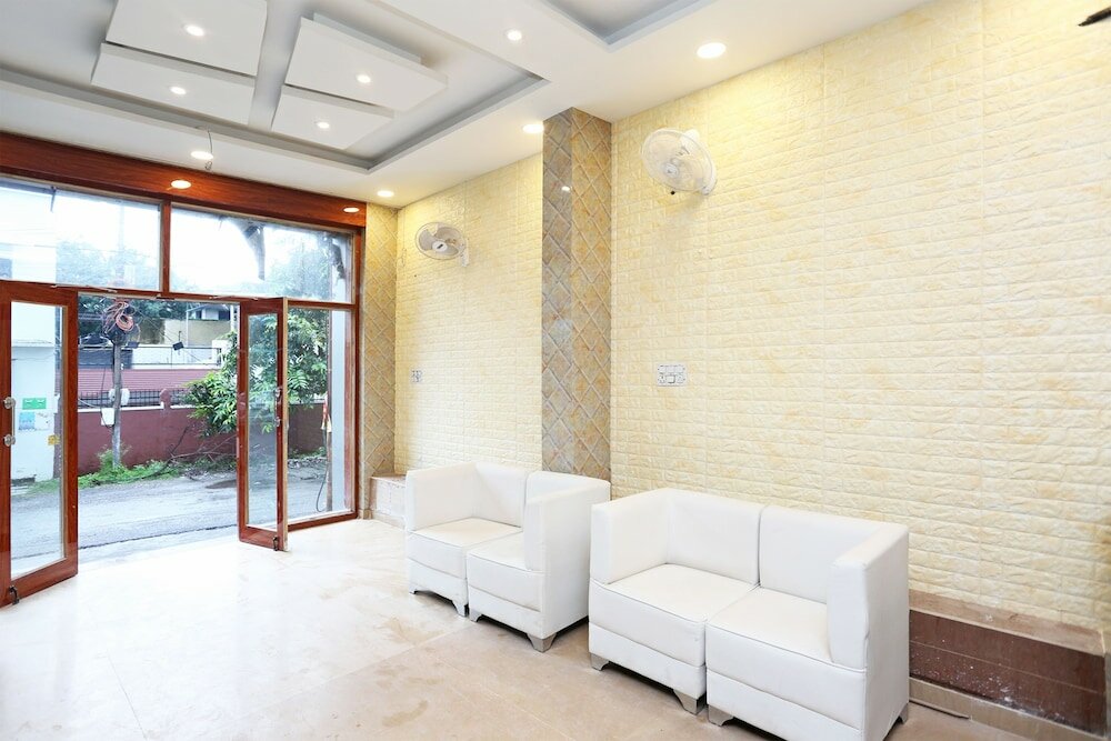 Фото Capital O 15566 Hotel Rosewood Inn