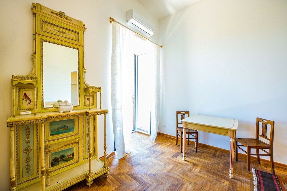 Фото Amazing Sea View in Historic Building