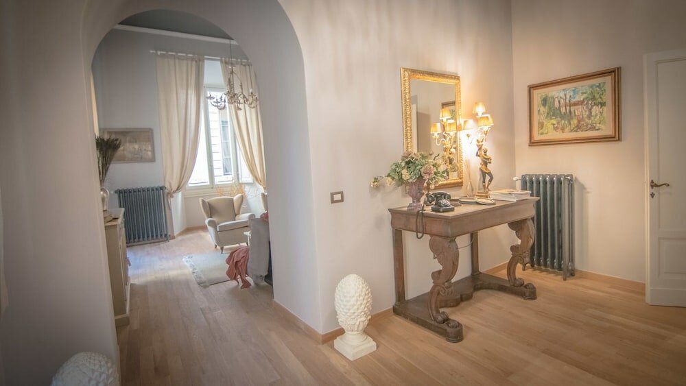 Фото Breathtaking 4bd Apt 5min Walk to Duomo