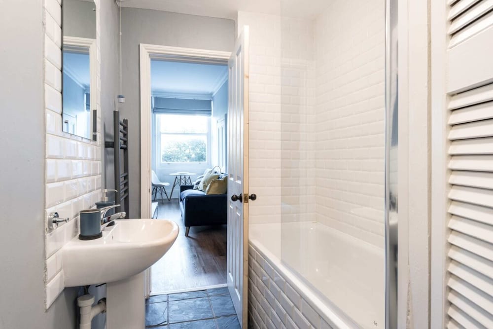 Фото Stunning Flat Near the Beach & Trains