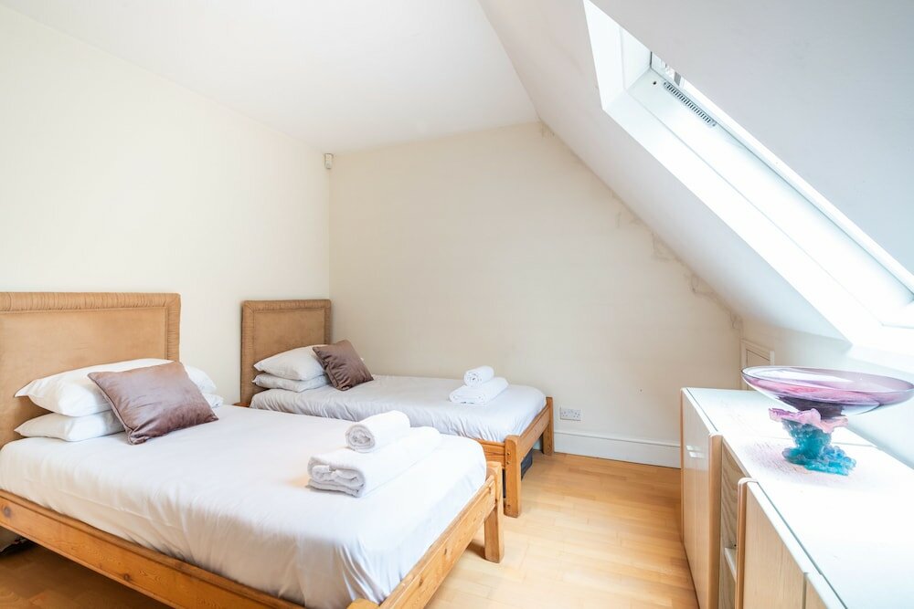 Фото Charming Wimbledon Park Home close to Putney Heath