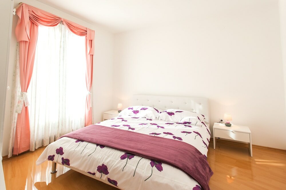 Фото Three Wells Apartment