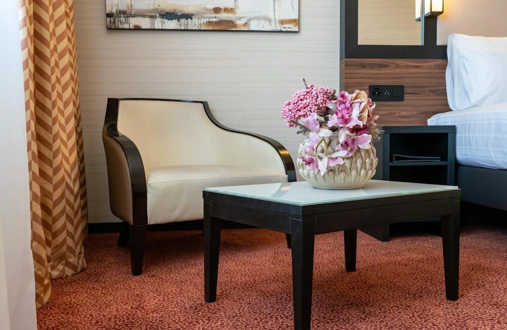 Фото Nash Suites Airport Hotel