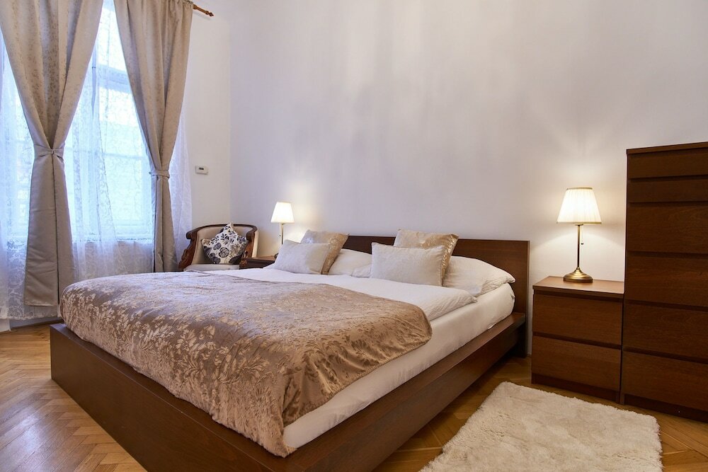 Фото Old Town Square Royal Apartment