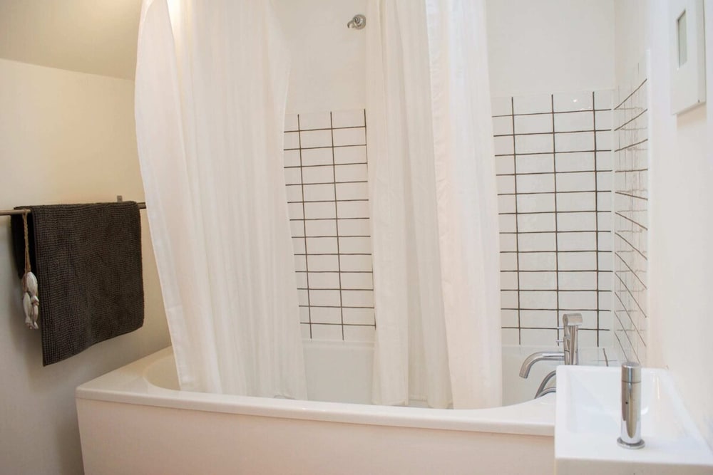 Фото Stylish Four Bedroom Stockbridge Home