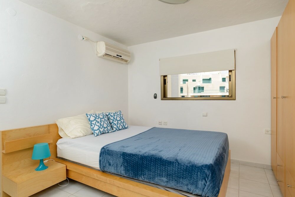 Фото 3br Apt Steps from Sea W Parking