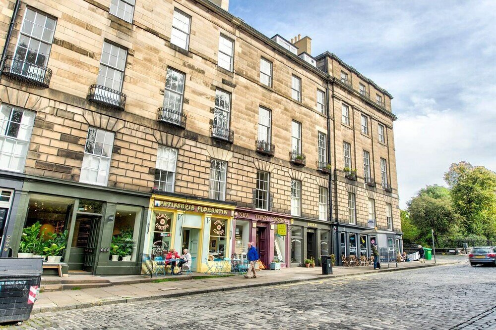 Фото Bright and Spacious 4-bedroom Apart in Stockbridge