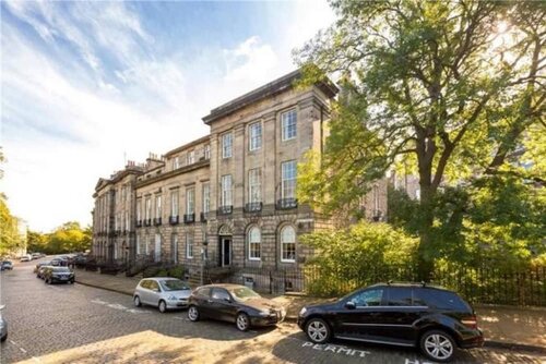 Гостиница Fabulous Location in Peaceful New Town Cul-de-sac в Эдинбурге