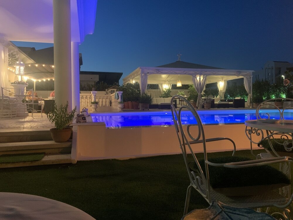 Фото White House Luxury Hospitality