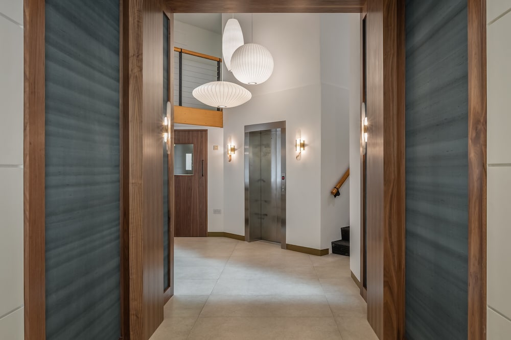 Фото Monarch House Serviced Apartments