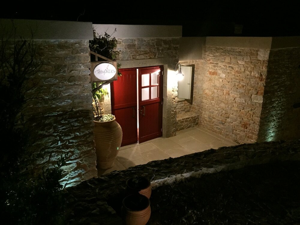 Фото Themonies Luxury Suites