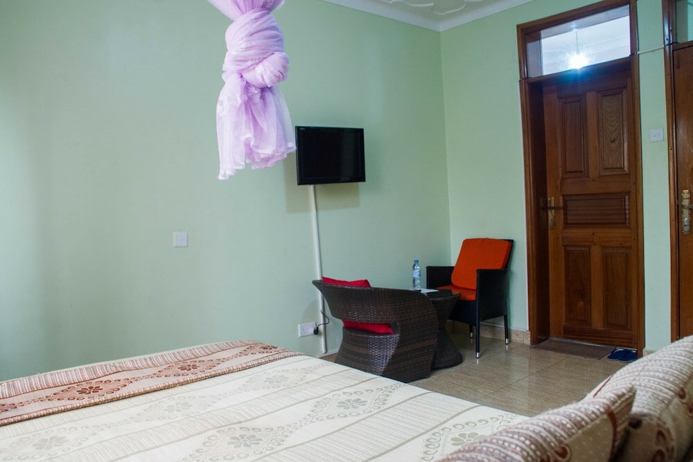 Фото Homely Nest Hotel