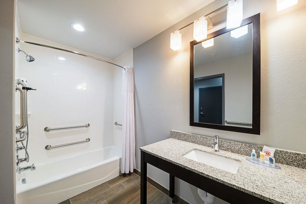 Фото Comfort Inn & Suites Oklahoma City near Bricktown