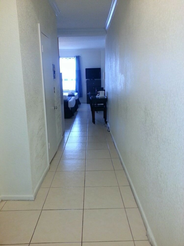 Фото Hollywood Beach Resort- Large Studio Sleeps 4